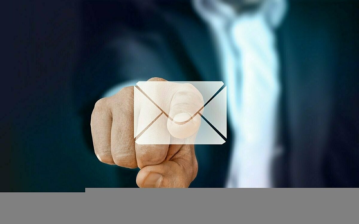 Ein Symbolbild für Mails ein Mann im HIntergrund Ein Symbolbild für Mails ein Mann im HIntergrund